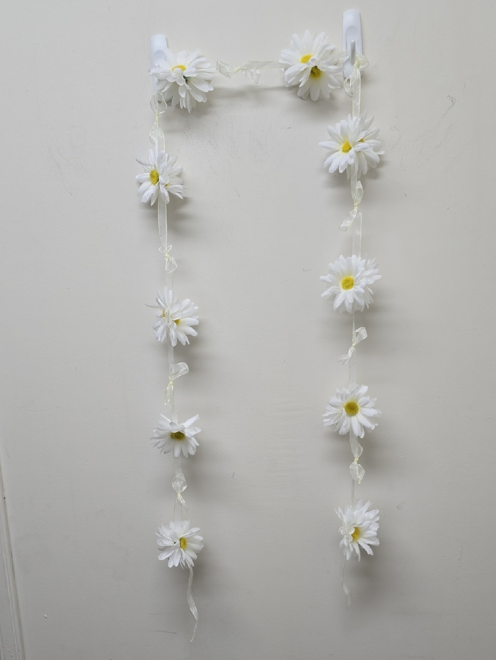 Daisy Flower Garland Strand — White with Yellow Centers
